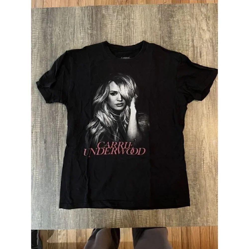 CarrieโUnderwoodย CryโPrettyโTourโTshirtโBlackโMedium